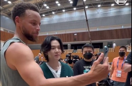 SUGA BTS bertemu Stephen Curry dari Golden State Warriors menjelang pertandingan NBA di Tokyo